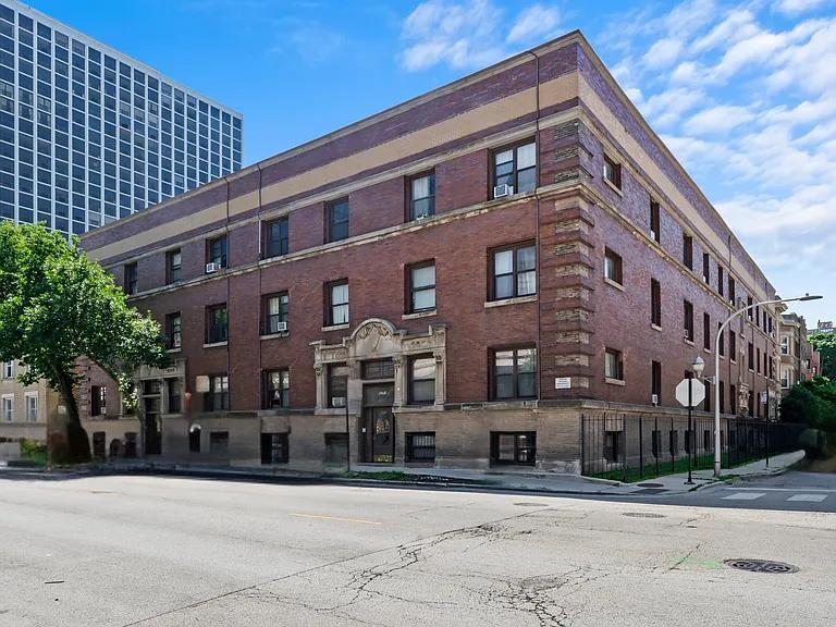 Building Photo - 823 W Montrose Ave