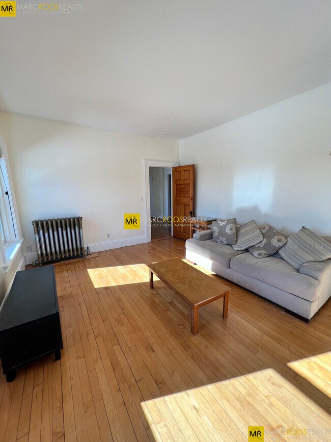 Building Photo - 465 Park Dr