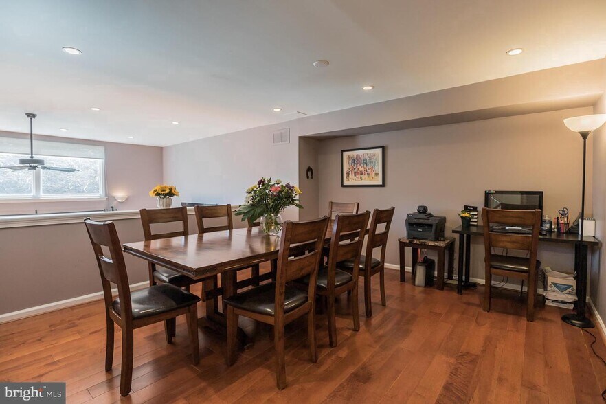 Building Photo - 127 Kings Croft