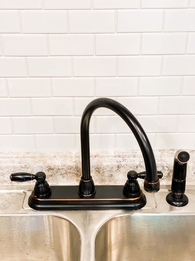 Building Photo - 102 Meadow Ln