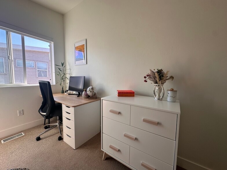 Building Photo - 1037 W Rooftop Dr