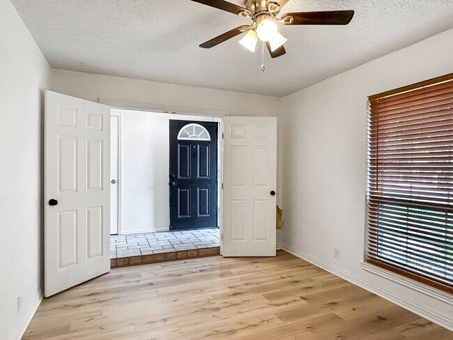 Building Photo - Inviting Northwest San Antonio Home - Fire...
