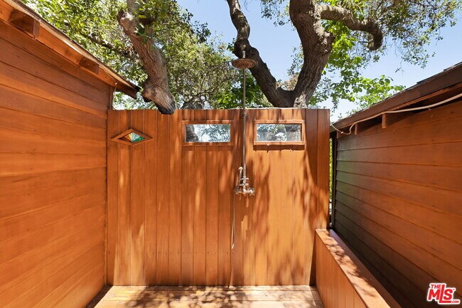 Building Photo - 21071 Waveview Dr
