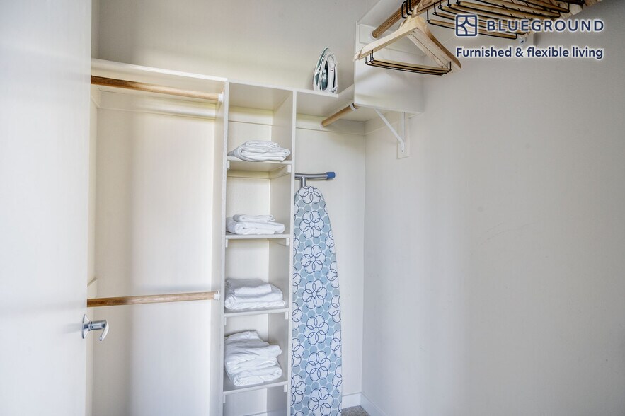 Building Photo - 690 Long Bridge St