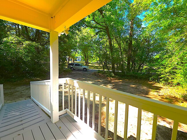 Building Photo - Welcome to this charming 3 bedroom, 2 bath...
