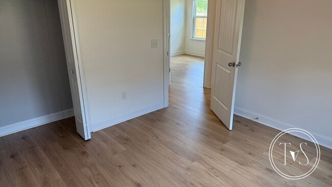 Building Photo - RATE DROP ALERT (was $2600/month) and MOVE IN SPECIAL: $1000 OFF 1ST MONTH'S RENT!**