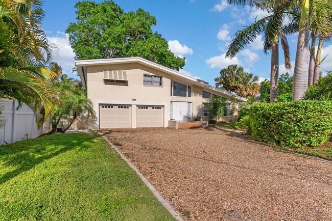 Building Photo - Waterfront 3 Bedroom in Yacht Club Estates