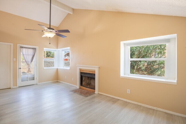 Building Photo - 623 Paula Pl