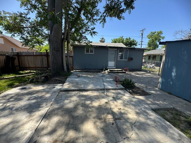 Building Photo - 2 Bedroom Home With A Spacious Yard