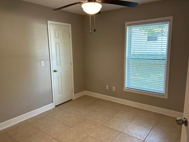 Building Photo - 912 Park Valley Cir
