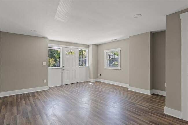 Building Photo - 672 Cascade Ave SW