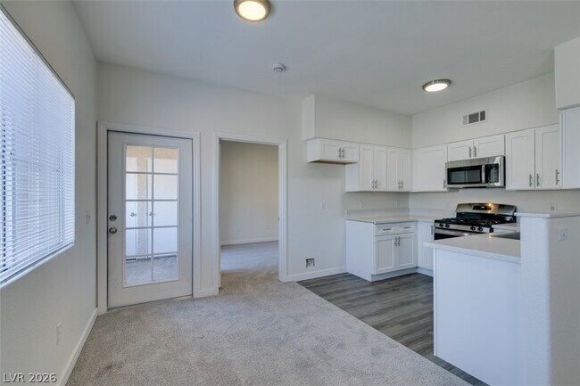 Building Photo - 3400 Cabana Dr