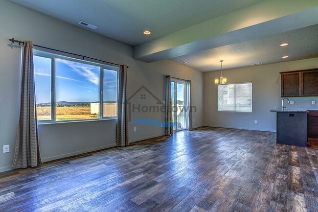 Building Photo - Beautiful 3 bed 2.5 bath Home in Post Falls