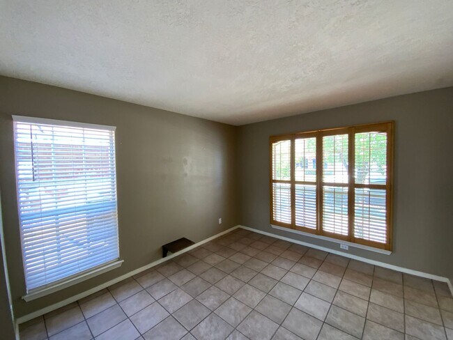 Building Photo - 3 Bedroom Home Available Near Golf Course ...