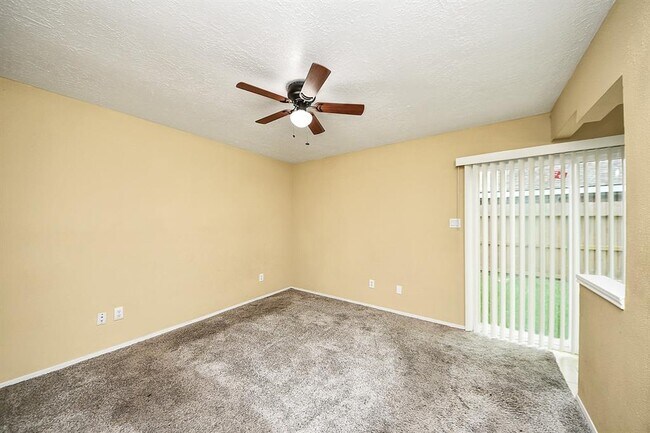 Building Photo - 2614 Village Cir Dr