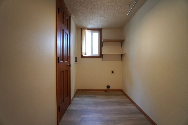 Building Photo - 1155 Popes Valley Dr
