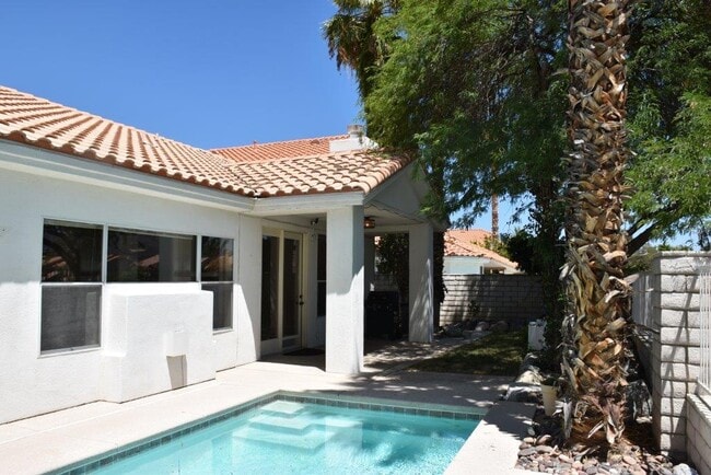 Building Photo - Gorgeous 4 bedroom single story home with ...