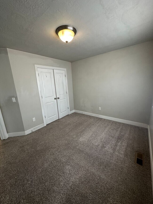 Building Photo - Charming Townhome