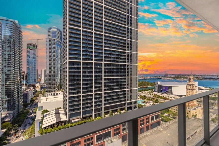 Building Photo - 501 NE 1st Ave