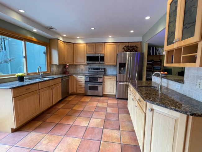 Building Photo - 45 Benthaven Pl