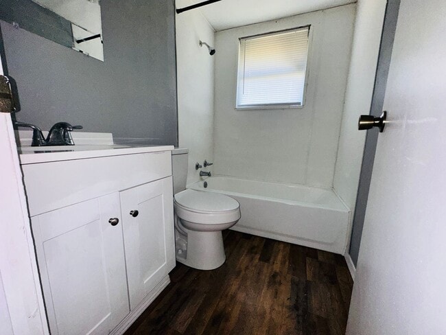 Building Photo - 3 bedroom one bath