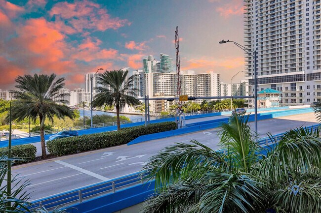 Building Photo - 2602 E Hallandale Beach Blvd