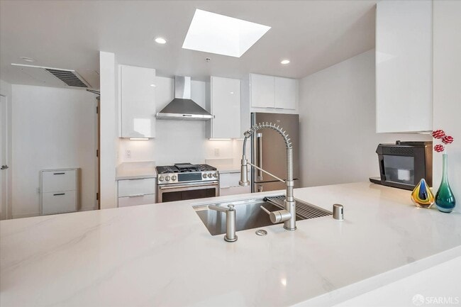 Building Photo - 69 Clementina St