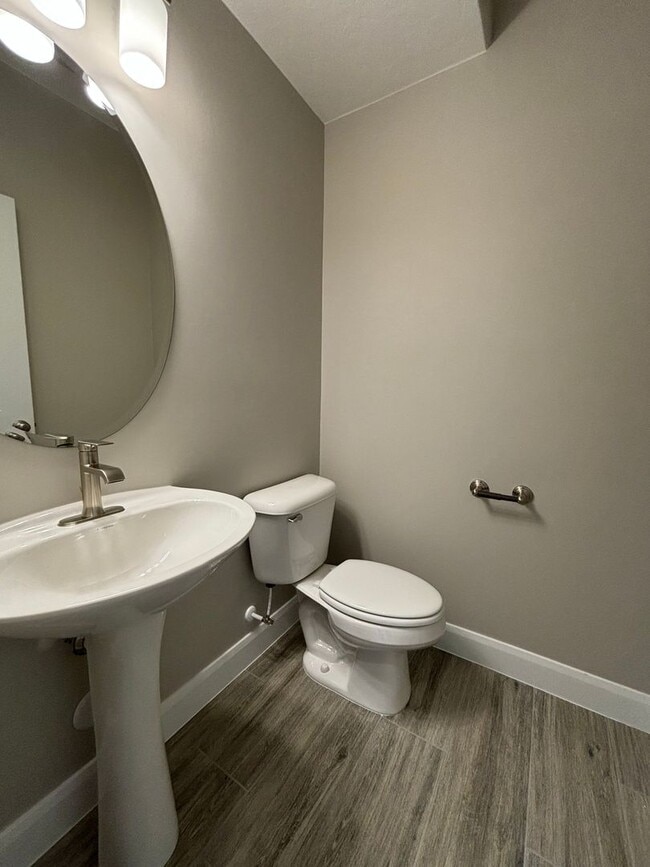 Building Photo - Beautiful Townhome!