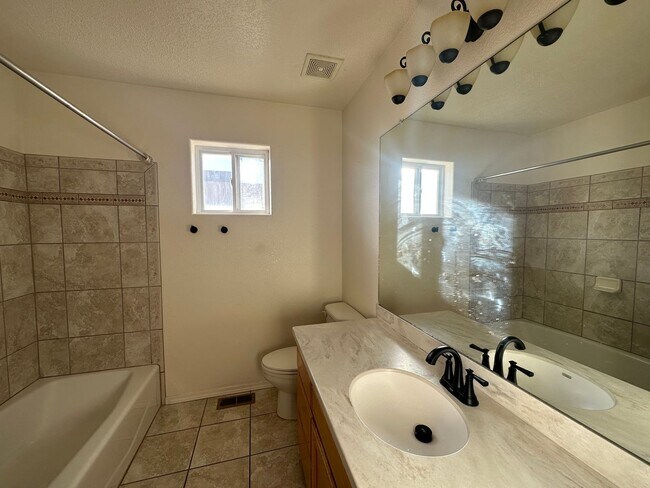 Building Photo - 3 Bedroom 2 Bathroom Home for rent in Bloo...