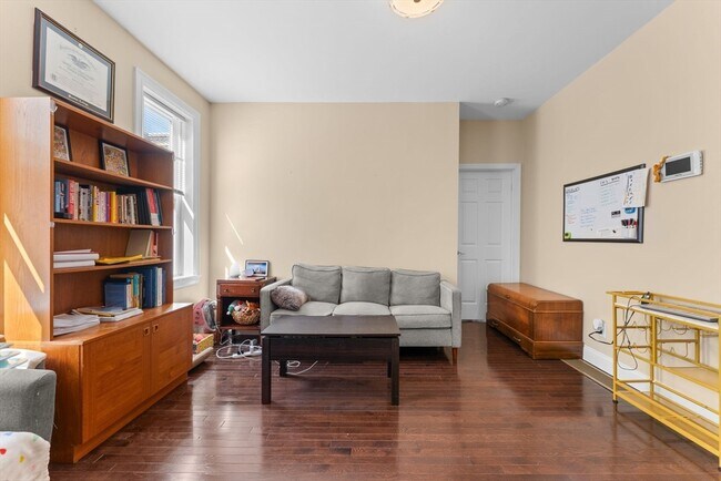 Building Photo - 6 W Cottage St