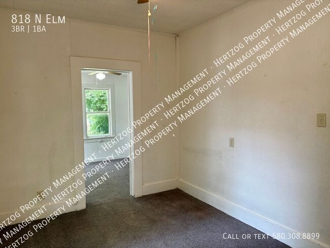 Building Photo - 818 N Elm-