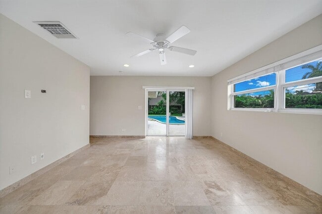 Building Photo - 4021 Bayview Dr