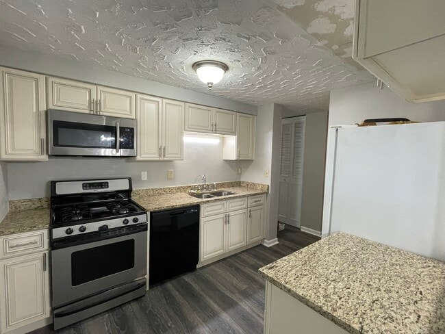 Building Photo - 493 Rainier Dr