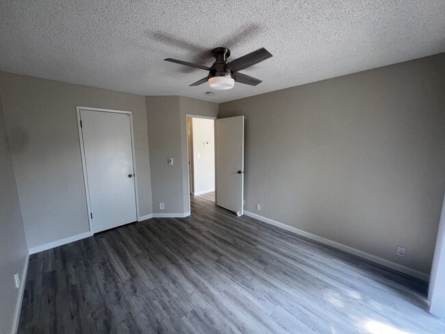 Building Photo - Extremely Well Maintained Upstairs 1/1 Condo Near Light Rail Now Available!