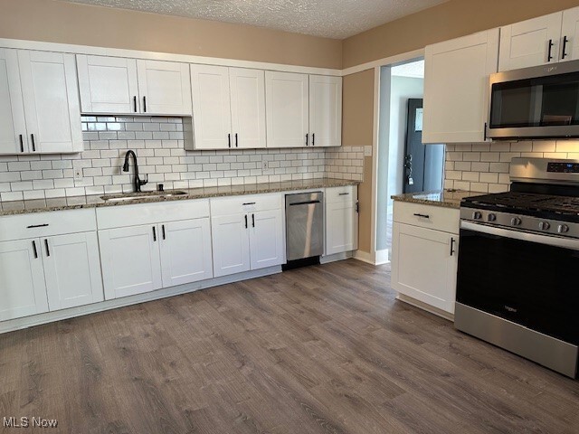 Building Photo - 2553 Edgebrook Ave
