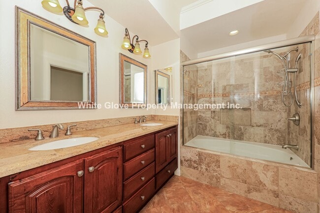 Building Photo - Charming 3-Bedroom Condo in the Highly Des...