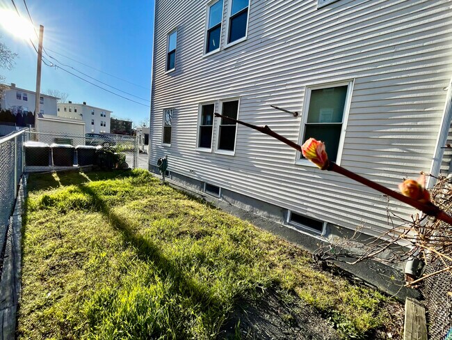 Building Photo - 18 Messenger St