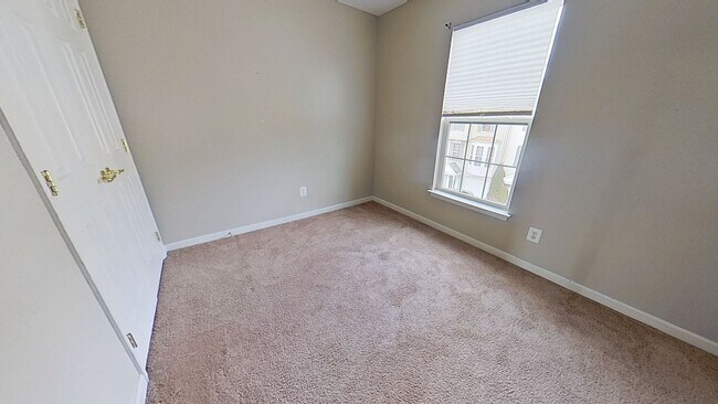 Building Photo - Spacious Townhouse