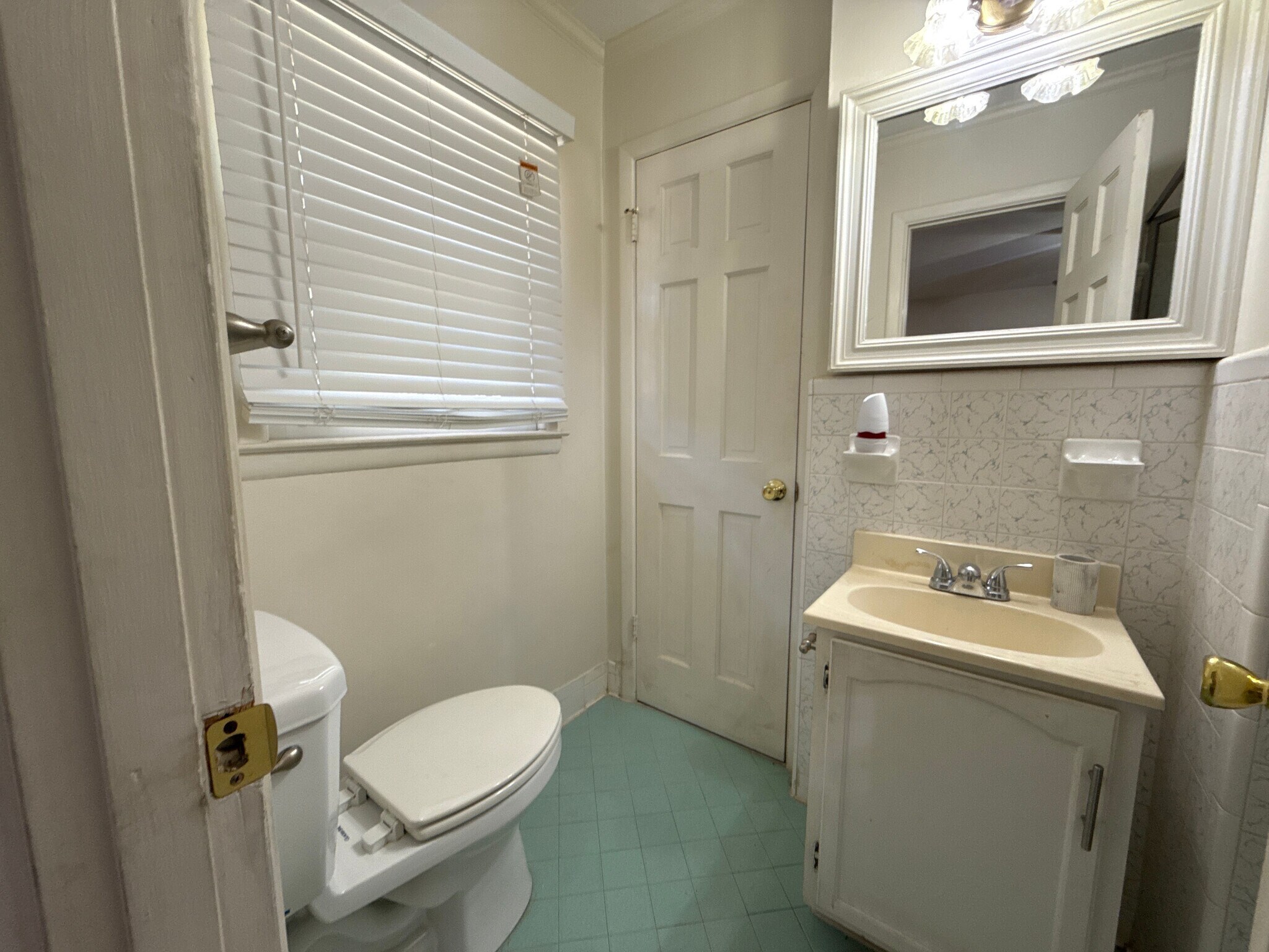 Building Photo - Room in House on Pleasant Hill Rd