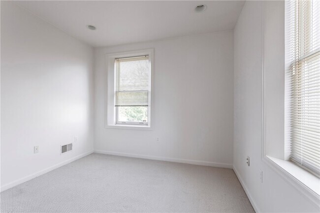 Building Photo - 326 Hailman St