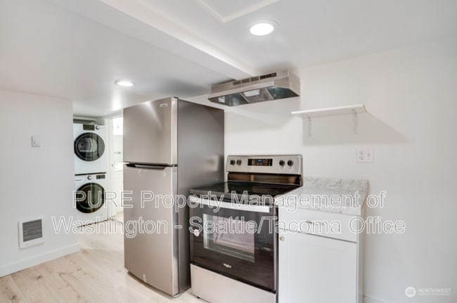 Building Photo - 1909 Guy Wetzel St