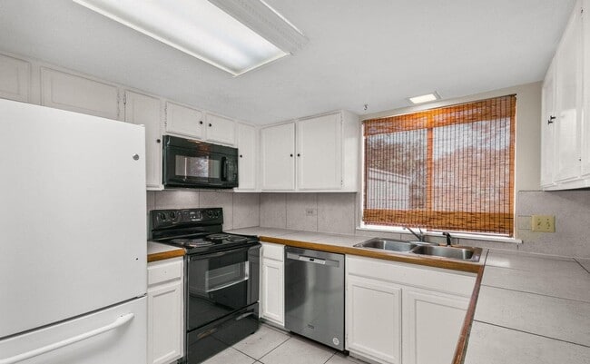 Building Photo - Live Where Convenience Meets Comfort in Lakebend!