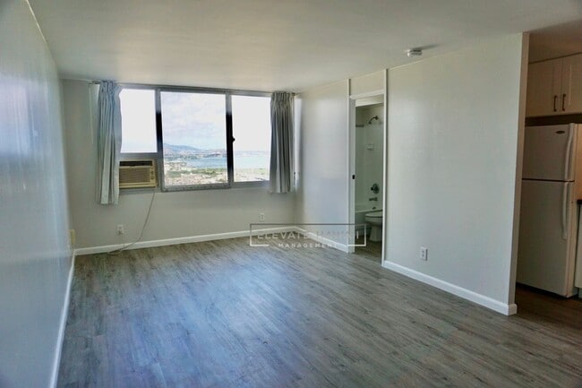 Building Photo - RENOVATED, PENTHOUSE VIEWS - Studio Unit i...