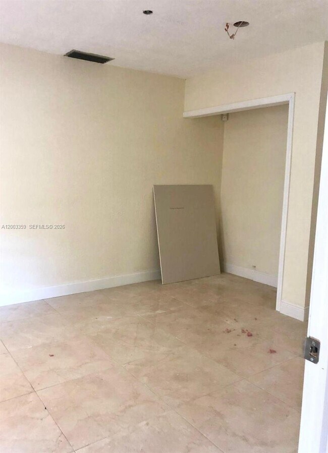 Building Photo - 4900 SW 36th Ct