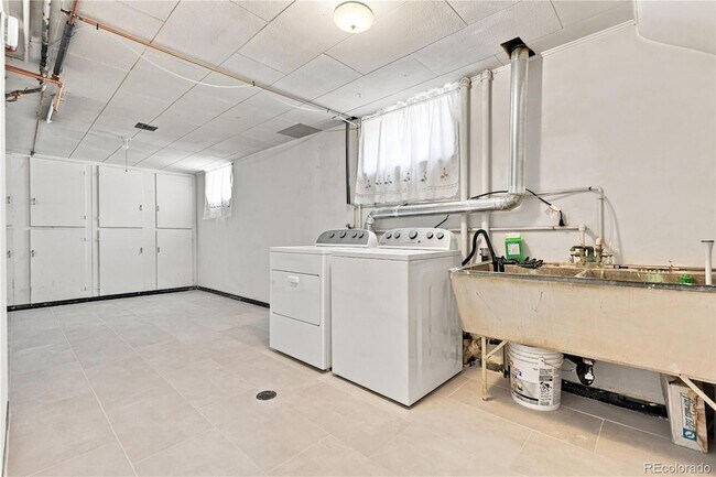 Building Photo - 1631 Xanthia St