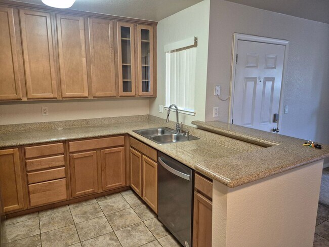 Building Photo - Two Bedroom Unit in HOA with Pool