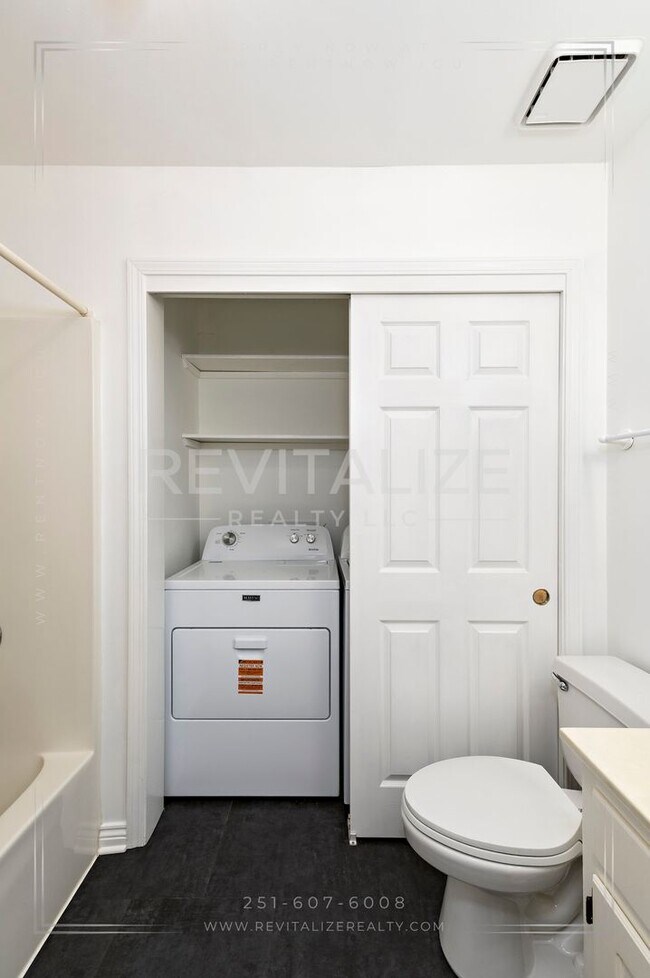 Building Photo - Charming 3-Level Home with Water Access in Daphne, AL