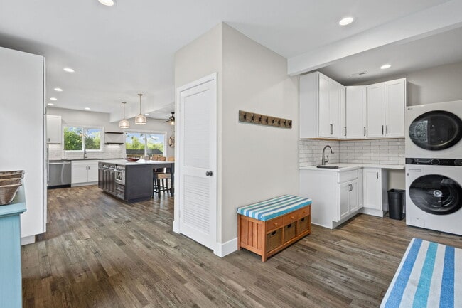 Building Photo - 40913 N Park Ave