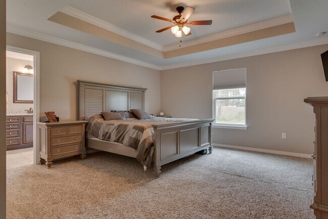 Building Photo - 4 BEDROOMS IN NAVARRE!