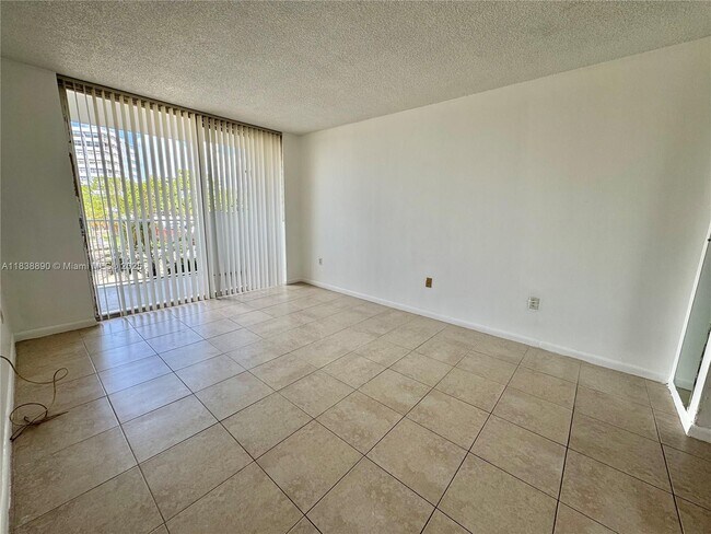 Building Photo - 1300 NE Miami Gardens Dr